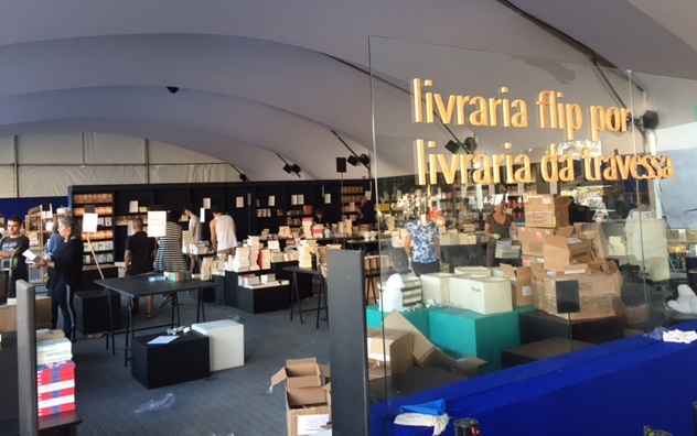 Funcionários trabalham na montagem da Livraria da Travessa em Paraty | © Divulgação