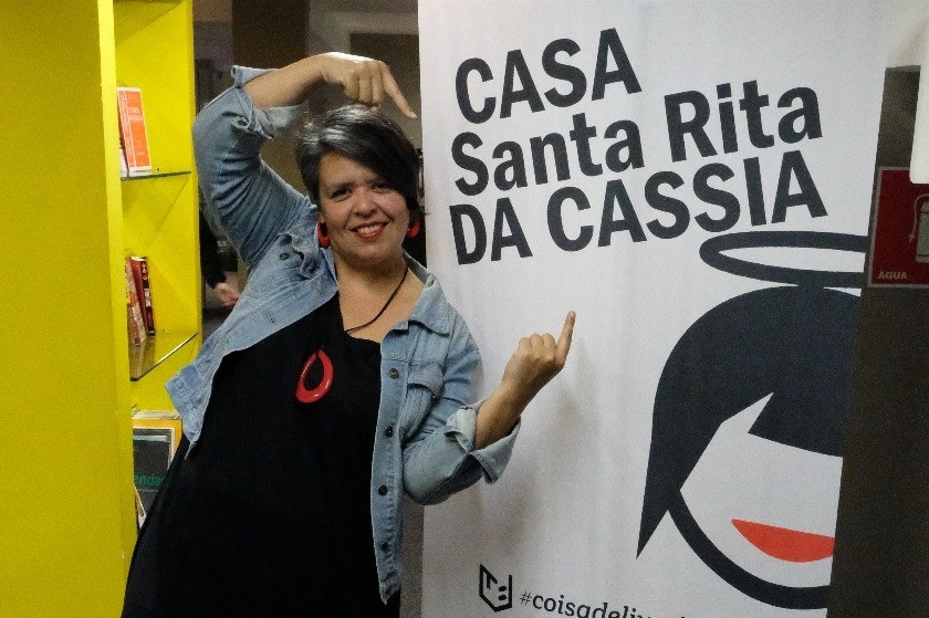 Cassia Carrenho durante a apresentação da programação da sua casa em Paraty | © Bia Alves Cassia Carrenho durante a apresentação da programação da sua casa em Paraty | © Bia Alves