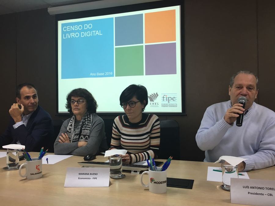 Marcos Pereira, presidente do SNEL; Professora Leda Paulani, coordenadora da pesquisa; Mariana Bueno, pesquisadora responsável pelo Censo e Luís Antonio Torelli, presidente da CBL na apresentação do Censo do Livro Digital, na manhã desta quarta-feira, em SP | Fernanda Gomes Garcia