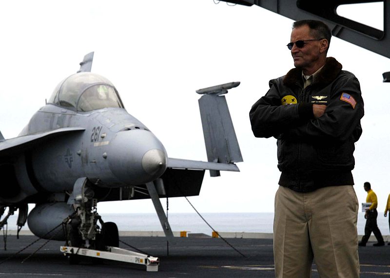 Sam Shepard durante as gravações do filme 'Stealth', em 2004 | © Tyler J. Clements / Força Aérea EUA Sam Shepard durante as gravações do filme 'Stealth', em 2004 | © Tyler J. Clements / Força Aérea EUA