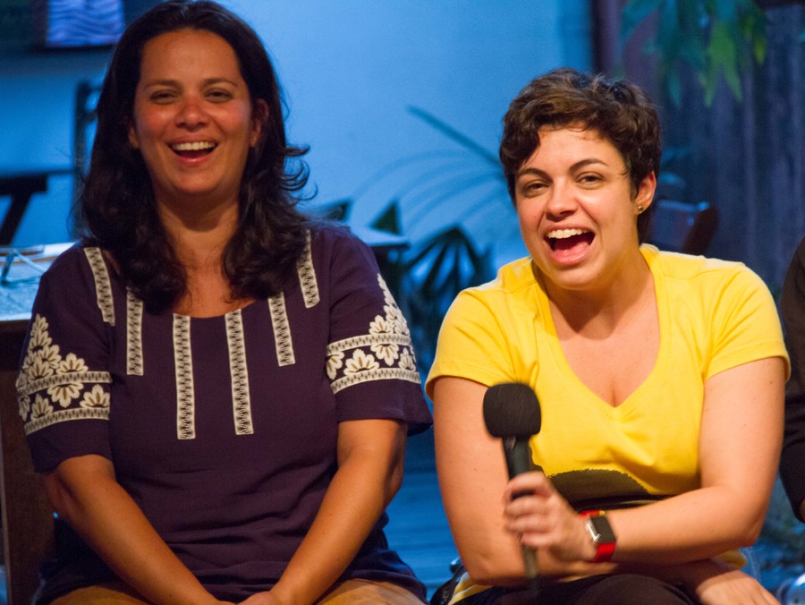 Camila Cabete (de amarelo) e Daniela Kfuri se divertindo (a vera) na mesa dos colunistas na Casa PublishNews | © Julio Vilela