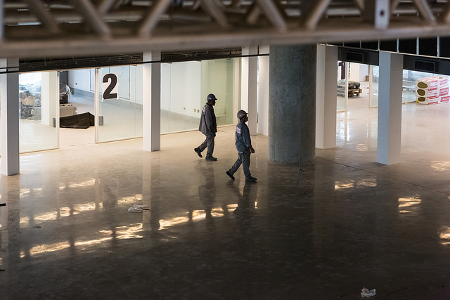 Operários dão os últimos retoques antes da inauguração da nova unidade do SESC SP | © Matheus José Maria