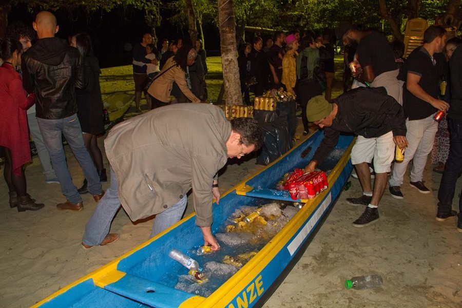 A canoa 'encervejada' da Festa do Policarpo | © Julio Vilela