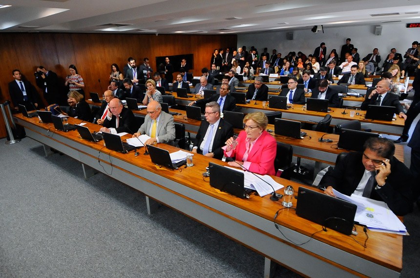 Senadores na sessão da Comissão de Constituição e Justiça que aprovou o relatório de Lindbergh Farias favorável à Lei do Preço Fixo | © Pedro França / Agência Senado