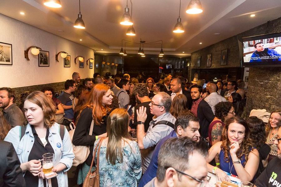 Festa dos quinze anos do PublishNews realizada na última edição da Bienal Internacional do Livro de SP | © Décio Figueiredo Festa dos quinze anos do PublishNews realizada na última edição da Bienal Internacional do Livro de SP | © Décio Figueiredo