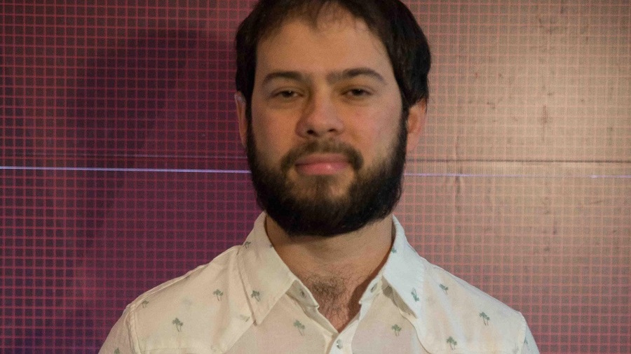 Estevão Azevedo, vencedor do Prêmio SP 2015, terá seu livro 'Tempo de espalhar pedras' publicado em Portugal | © Marcelo Nakano Estevão Azevedo, vencedor do Prêmio SP 2015, terá seu livro 'Tempo de espalhar pedras' publicado em Portugal | © Marcelo Nakano