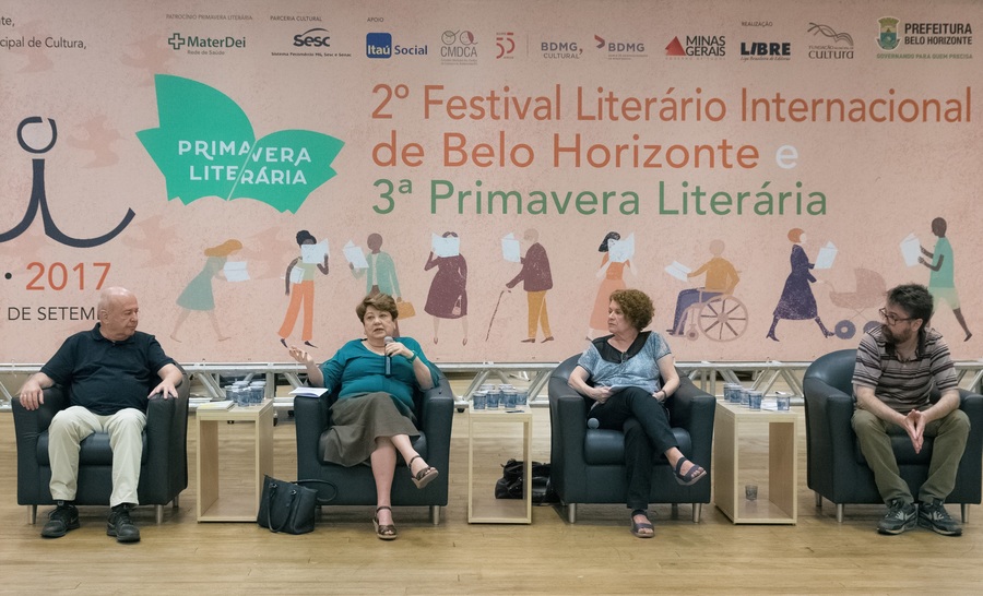 Ângelo Oswaldo, Eneida Maria de Souza, Branca Maria de Paula e João Barile participaram da mesa