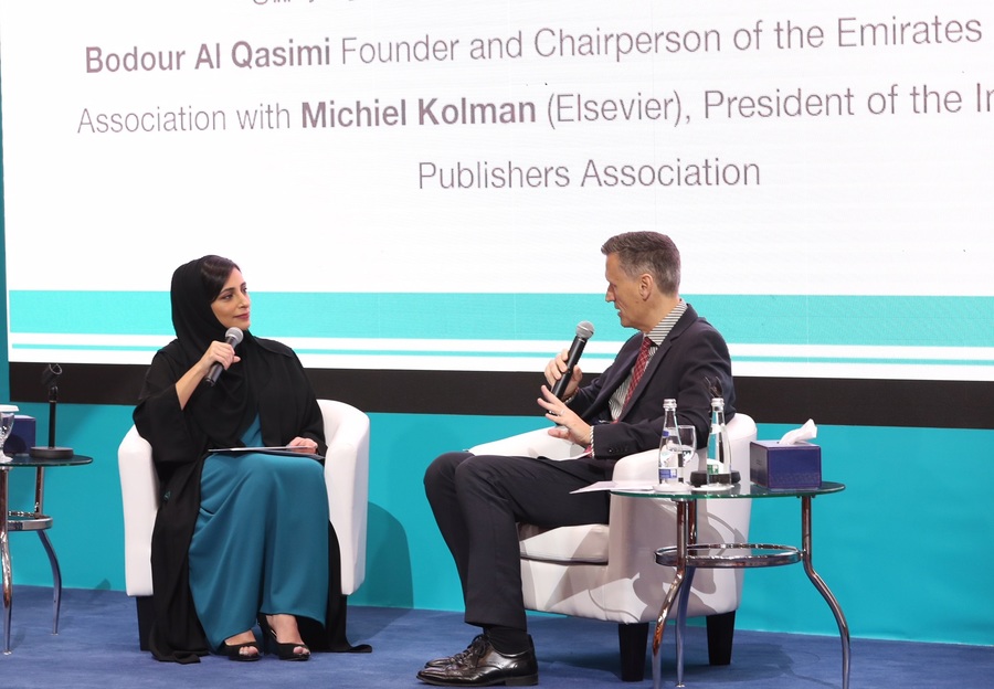 No primeiro dia das Jornadas Profissionais da Feira do Livro de Sharjah, Bodour Al Qasimi sabatinou Michiel Kolman, presidente da International Publishers Association (IPA) | © Divulgação No primeiro dia das Jornadas Profissionais da Feira do Livro de Sharjah, Bodour Al Qasimi sabatinou Michiel Kolman, presidente da International Publishers Association (IPA) | © Divulgação