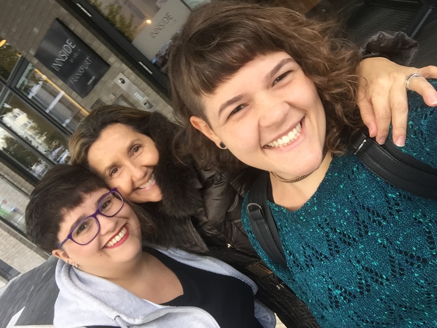Rafaela Lamas, nossa marinheira de primeira viagem de Frankfurt 2017, sai para o reconhecimento da área com as colegas Cecília Martins e Silvia Tocci Masini | © Rafaela Lamas Rafaela Lamas, nossa marinheira de primeira viagem de Frankfurt 2017, sai para o reconhecimento da área com as colegas Cecília Martins e Silvia Tocci Masini | © Rafaela Lamas