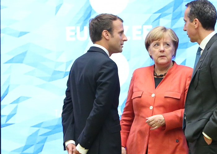 Emmanuel Macron e Angela Merkel conversam com Christian Kern, chanceler Austríaco, no Tallinn Digital Summit, que aconteceu no mês passado | © Annika Haas / WikiCommons