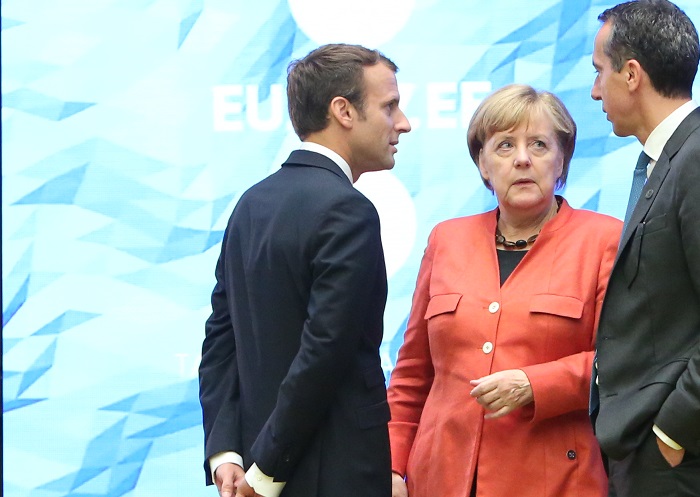 Emmanuel Macron e Angela Merkel conversam com Christian Kern, chanceler Austríaco, no Tallinn Digital Summit, que aconteceu no mês passado | © Annika Haas / WikiCommons Emmanuel Macron e Angela Merkel conversam com Christian Kern, chanceler Austríaco, no Tallinn Digital Summit, que aconteceu no mês passado | © Annika Haas / WikiCommons