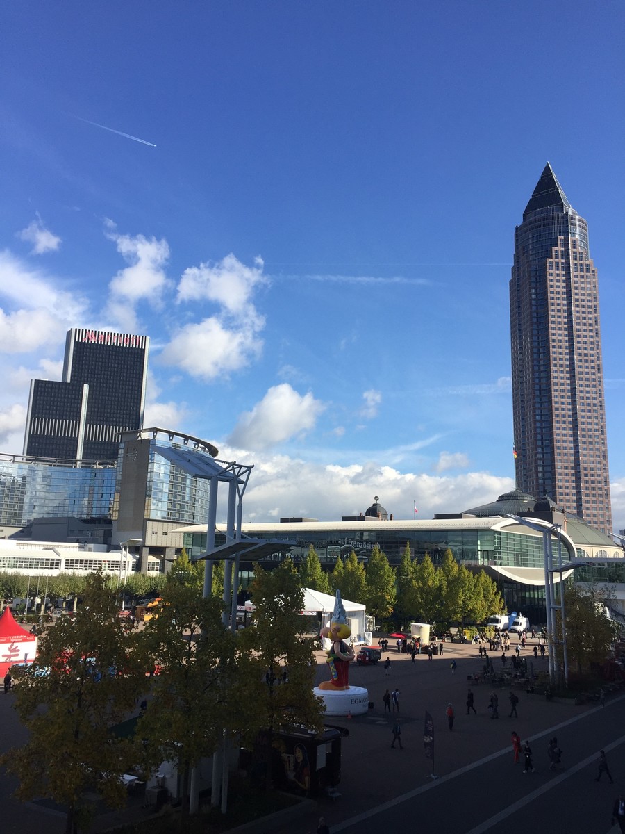 Cena incomum e rara: Frankfurt com céu azul e ensolarado em plena Feira do Livro... | © Rafaela Lamas