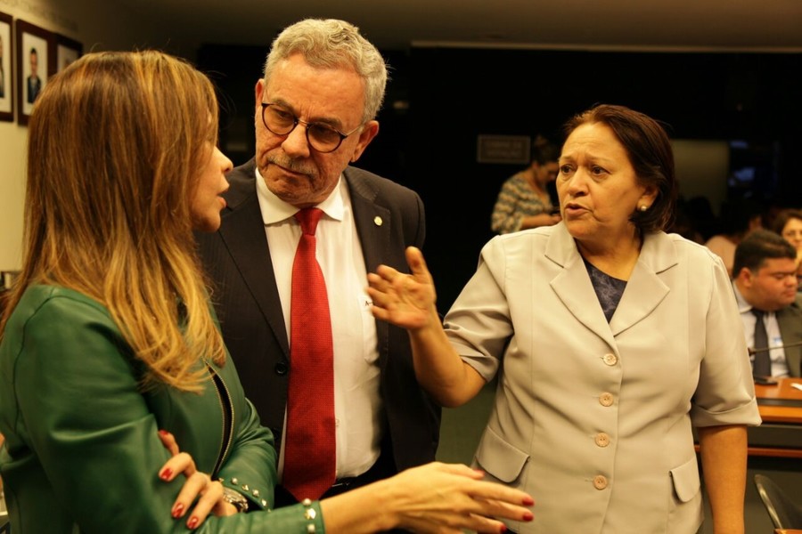 Deputados Dorinha Seabra Rezende (DEM-TO) e Waldenor Pereira (PT / BA) conversam com a senadora Fátima Bezerra (PT / RN) durante a reunião da Comissão de Educação da Câmara | © Divulgação / Gabinete da senadora
