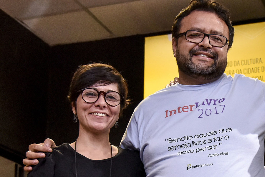 Mariana Bueno e Carlo Carrenho na última edição do InterLivro | © Divulgação Mariana Bueno e Carlo Carrenho na última edição do InterLivro | © Divulgação