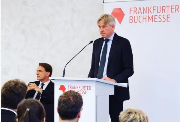 Juergen Boos fala com os jornalistas antes da abertura oficial da Feira do Livro de Frankfurt | Divulgação