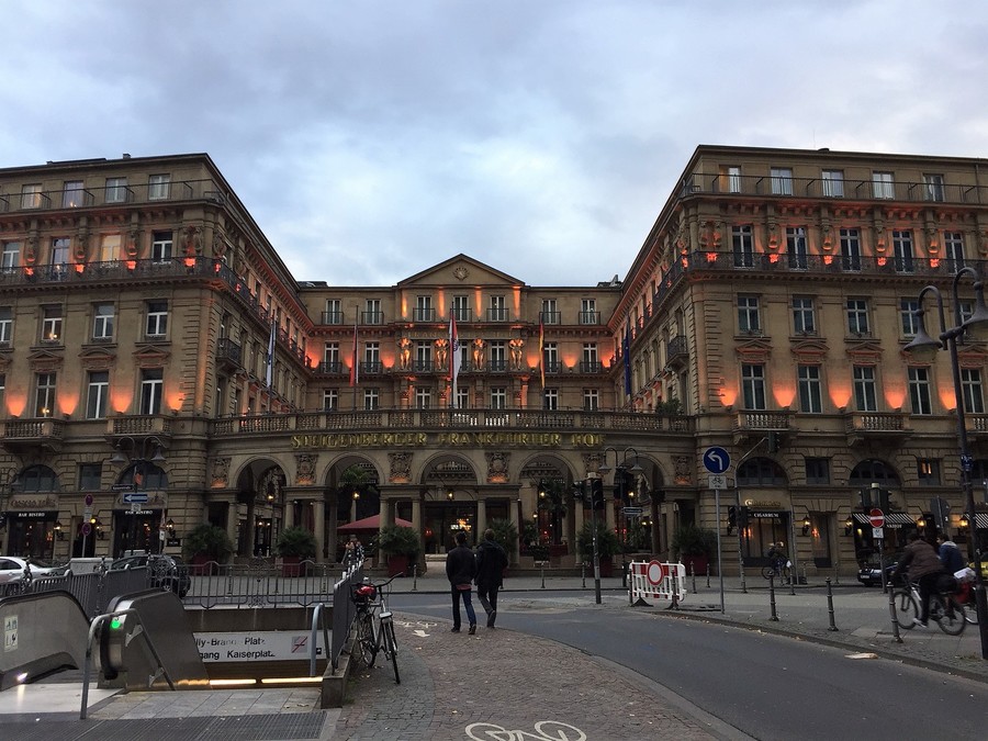 Fachada do Frankfurter Hof, um dos palcos informais da Feira do Livro de Frankfurt | © Rafaela Lamas Fachada do Frankfurter Hof, um dos palcos informais da Feira do Livro de Frankfurt | © Rafaela Lamas