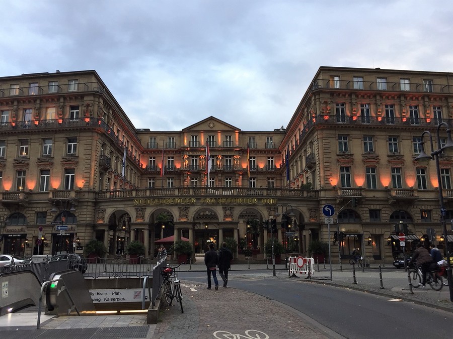 Fachada do Frankfurter Hof, um dos palcos informais da Feira do Livro de Frankfurt | © Rafaela Lamas