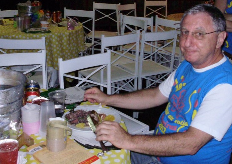 A foto é antiga, mas o PublishNews procurou e achou: Bernardo Gurbanov se deliciando com uma feijoada | © Redes sociais do livreiro