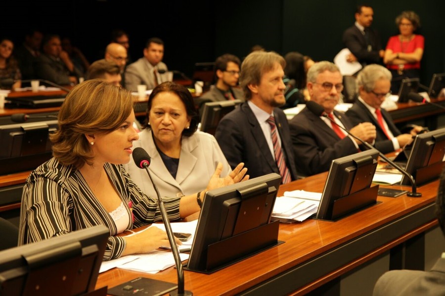 Deputados Dorinha Seabra Rezende (DEM-TO) e Waldenor Pereira (PT / BA) conversam com a senadora Fátima Bezerra (PT / RN) durante a reunião da Comissão de Educação da Câmara | © Divulgação / Gabinete da senadora