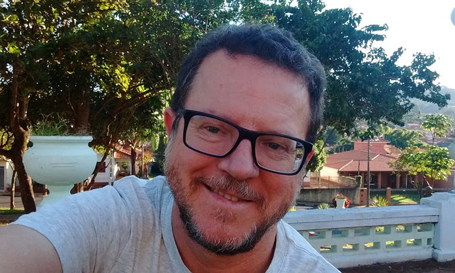 Com o livro