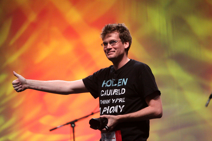 Tartarugas até lá embaixo, de John Green, começa a sua trajetória nas livrarias brasileiras vendendo 2.666 e conquistando a quinta posição da Lista Geral dos Mais Vendidos do PublishNews | Gage Skidmore Tartarugas até lá embaixo, de John Green, começa a sua trajetória nas livrarias brasileiras vendendo 2.666 e conquistando a quinta posição da Lista Geral dos Mais Vendidos do PublishNews | Gage Skidmore