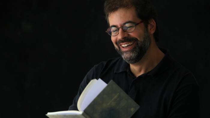 Poeta André Argolo está no corpo docente do curso | © Redes Sociais do autor Poeta André Argolo está no corpo docente do curso | © Redes Sociais do autor
