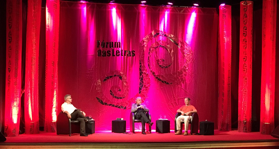 Humberto Wernek, Edimilson Caminha e Pedro Drummond no debate que falou sobre a vida do homenageado Carlos Drummond de Andrade | © Talita Facchini