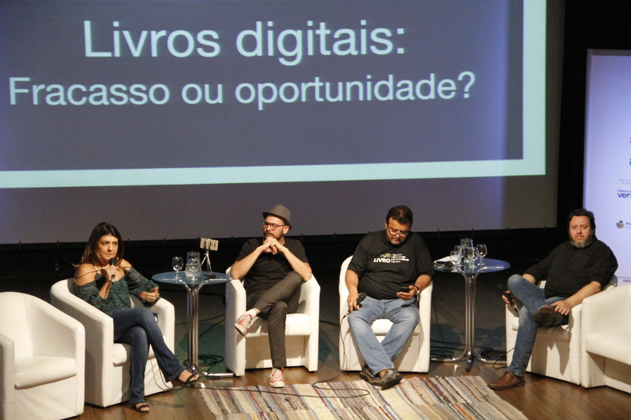 'O livro digital ainda nem começou' ressaltou Marcelo Gioia na mesa 'Livros digitais: fracasso ou oportunidade?' | © Leonardo Neto 'O livro digital ainda nem começou' ressaltou Marcelo Gioia na mesa 'Livros digitais: fracasso ou oportunidade?' | © Leonardo Neto