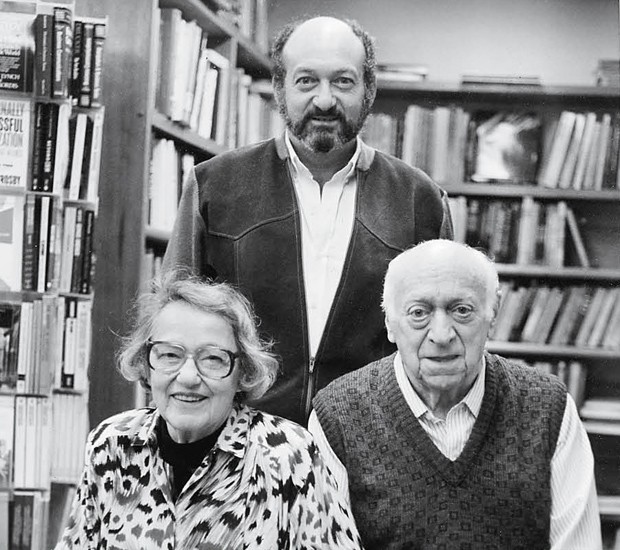 Pedro Herz junto com os pais Eva e Kurt Herz em uma foto dos anos 1990 | © Divulgação