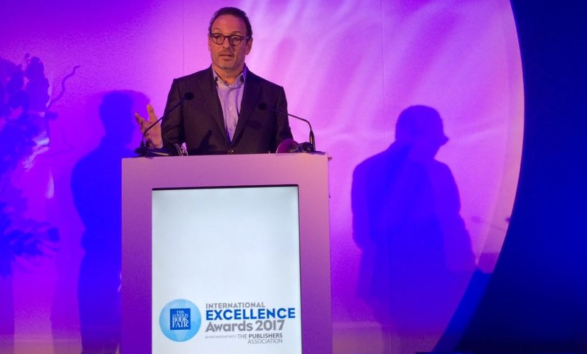 Luiz Schwarcz recebeu, da Feira de Londres, o London Book Fair Lifetime Achievement do prestigiado International Excellence Awards Luiz Schwarcz recebeu, da Feira de Londres, o London Book Fair Lifetime Achievement do prestigiado International Excellence Awards