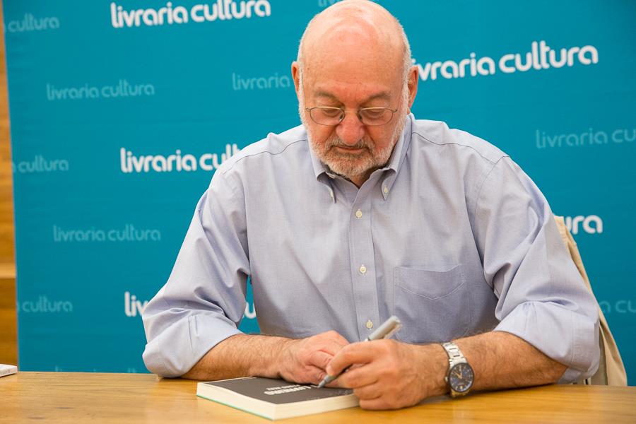 Pedro Herz autografa 'O livreiro' que chega à lista dos mais vendidos dessa semana | © Divulgação Pedro Herz autografa 'O livreiro' que chega à lista dos mais vendidos dessa semana | © Divulgação