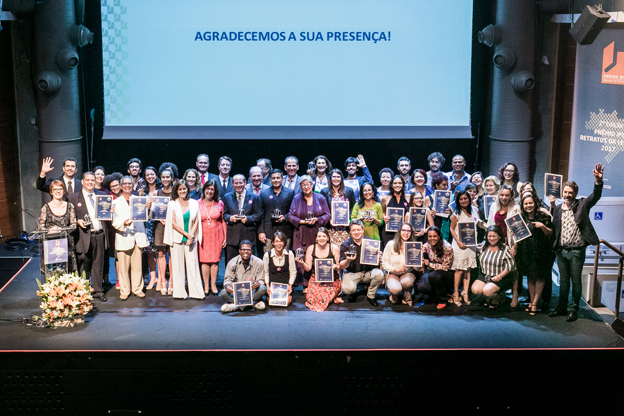 Finalistas e ganhadores do Prêmio IPL - Retratos da Leitura posam para foto no fim da cerimônia | © Divulgação Finalistas e ganhadores do Prêmio IPL - Retratos da Leitura posam para foto no fim da cerimônia | © Divulgação