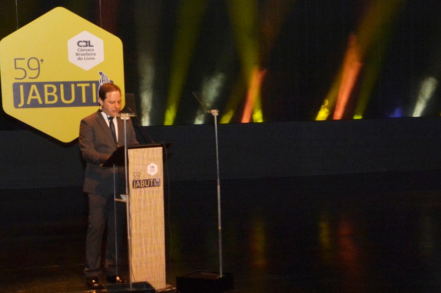 Luiz Armando Bagolin em seu discurso na entrega do Prêmio Jabuti | © Elisangela Borges