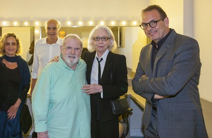 As atrizes Regina Braga e Fernanda Montenegro, o médico Drauzio Varella e o editor Luiz Schwarcz se encontram com o Jô Soares no camarim do Teatro Porto Seguro, em SP | © Divulgação