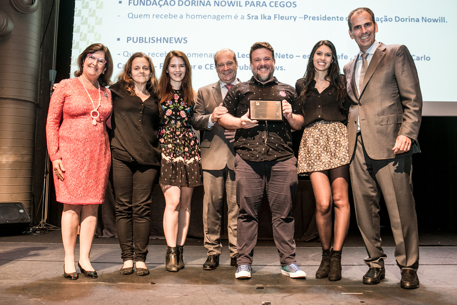 Equipe do PublishNews recebe dos representantes das entidades mantenedoras do Instituto Pró-Livro a Menção Honrosa do Prêmio IPL | © Divulgação