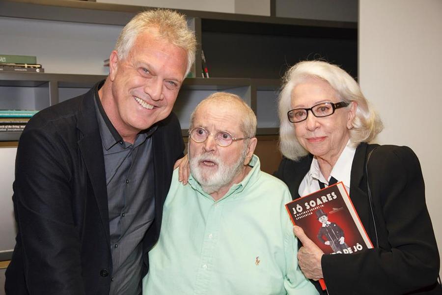 As atrizes Regina Braga e Fernanda Montenegro, o médico Drauzio Varella e o editor Luiz Schwarcz se encontram com o Jô Soares no camarim do Teatro Porto Seguro, em SP | © Divulgação