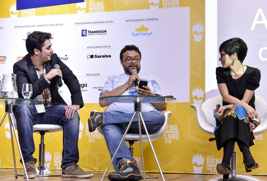 Carlo Carrenho (ao centro), fundador do PN, entrevista Mariana Bueno e Raphael Secchin dentro da programação do InterLivro, no Rio