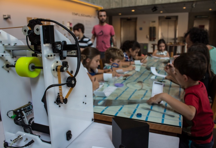 A engenhoca que 'cospe' histórias em quadrinhos | © Sophie Klecker / Divulgação A engenhoca que 'cospe' histórias em quadrinhos | © Sophie Klecker / Divulgação