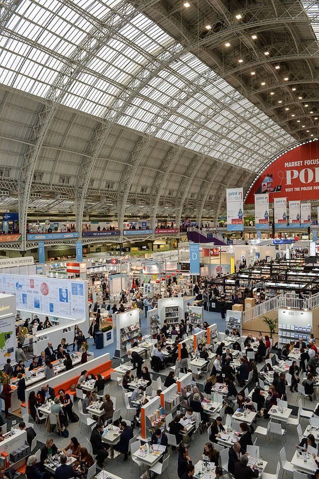 O famoso teto de vidro do Olympia, espaço de exposição que abriga anualmente a Feira do Livro de Londres | © Facebook da Feira