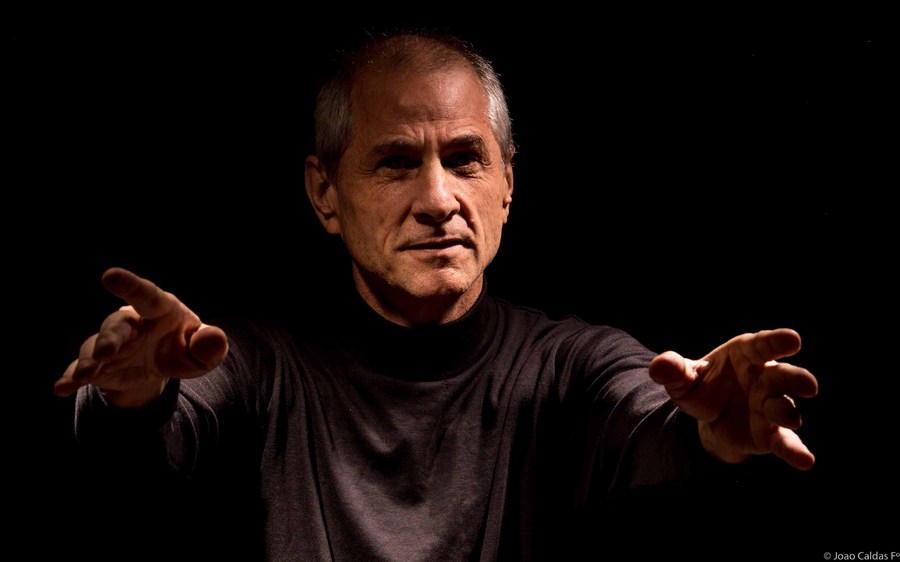 Ney Piacentini interpreta o solo teatro