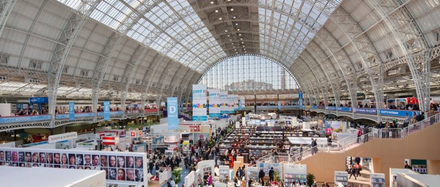 O famoso teto de vidro do Olympia, espaço de exposição que abriga anualmente a Feira do Livro de Londres | © Facebook da Feira