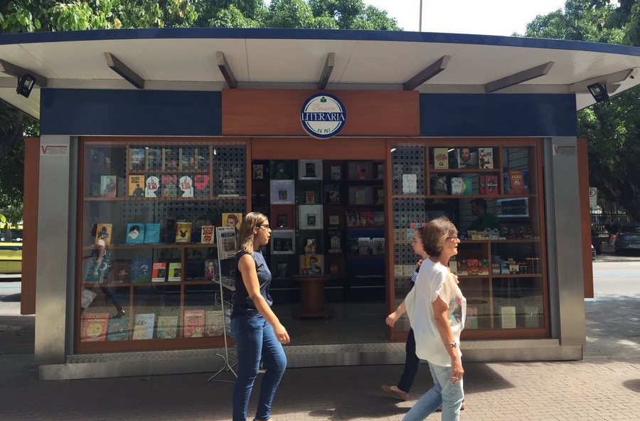 Banca Literária está instalada na Praça Nossa Senhora da Paz, no coração de Ipanema | © Divulgação