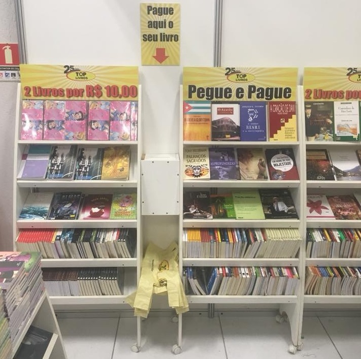 Clientes escolhem os livros, depositam o dinheiro numa caixa, embala seu próprio livro e segue seu caminho | © Divulgação Clientes escolhem os livros, depositam o dinheiro numa caixa, embala seu próprio livro e segue seu caminho | © Divulgação