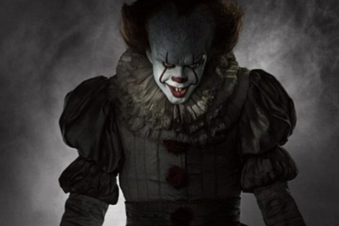 Personificação cinematográfica de Pennywise, o palhaço de It: a coisa, livro de Stephen King | © Frame do Filme Personificação cinematográfica de Pennywise, o palhaço de It: a coisa, livro de Stephen King | © Frame do Filme