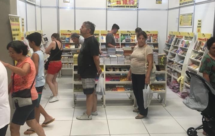 Loja da TopLivros em shopping popular no litoral paranaense adotou o sistema de pegue e pague, sem vendedores ou seguranças | © Divulgação
