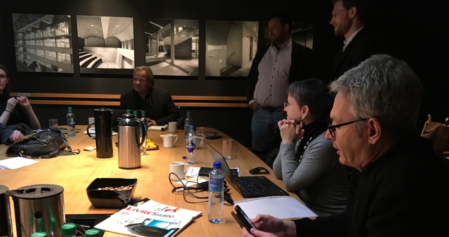 Fabrice Piault (em primeiro plano) apresenta dados do mercado francês na última reunião da PubMagNet realizada em Oslo, no fim de janeiro | © Thomas Wilking Fabrice Piault (em primeiro plano) apresenta dados do mercado francês na última reunião da PubMagNet realizada em Oslo, no fim de janeiro | © Thomas Wilking