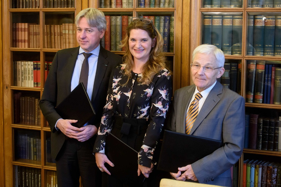 Da esquerda para a direita: Juergen Boos, diretor da Feira do Livro de Frankfurt; Renata Zamida, diretora da Agência do Livro Esloveno e Anton Peršak, ministro da Cultura esloveno | © Divulgação / Feira Da esquerda para a direita: Juergen Boos, diretor da Feira do Livro de Frankfurt; Renata Zamida, diretora da Agência do Livro Esloveno e Anton Peršak, ministro da Cultura esloveno | © Divulgação / Feira