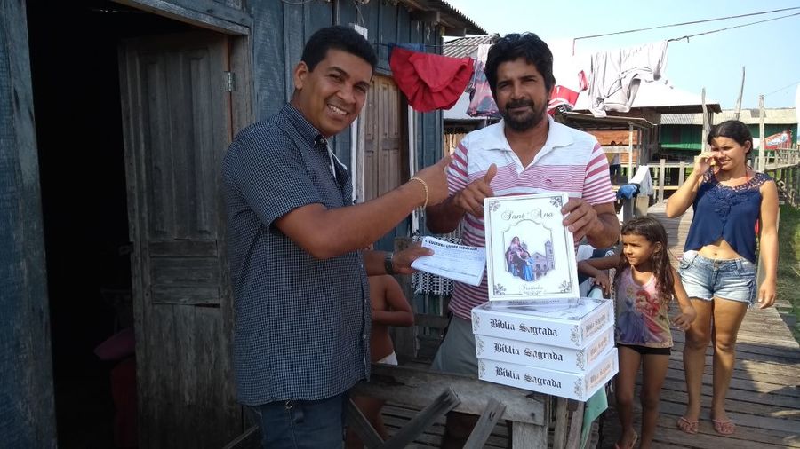Cléber em campo, vendendo bíblias em comunidades ribeirinhas dos rios que compõem a Bacia Amazônica | Acervo pessoal Cléber em campo, vendendo bíblias em comunidades ribeirinhas dos rios que compõem a Bacia Amazônica | Acervo pessoal