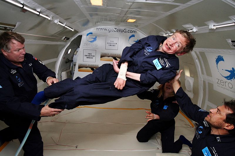 Stephen Hawking tendo a experiência de gravidade zero | © Jim Campbell / Aero-News Network