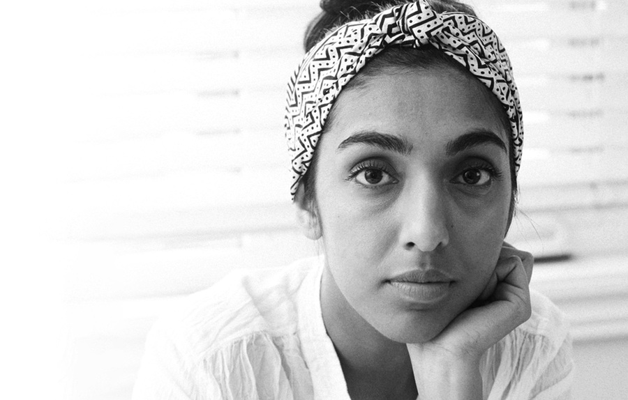 Rupi Kaur. aparece com três títulos na lista que juntos venderam 11.127 cópias | © Baljit Singh / Divulgação